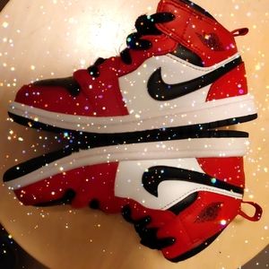 Pair of toddler size 9C LIKE NEW condition Nike Air Jordan 1 Mid Retro.